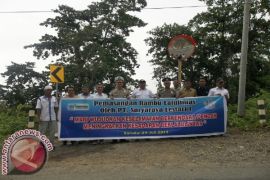 Cegah Kecelakaan, PT Suryaraya Lestari 1 Pasang Rambu Jalan