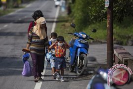 Memakai masker Page 1 Small