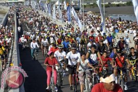 Ribuan Warga Padati Jalan Tol 