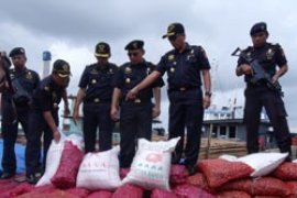 BC Kepri Tangkap Kapal Sembako dan Kayu