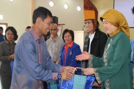 Bingkisan Untuk Penulis Buku "Napoleon der Bataks"