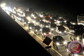 Kemacetan di tol Cikampek akibat volume kendaraan