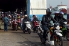 Arus Balik Melalui Pelabuhan Merak Mulai Ramai