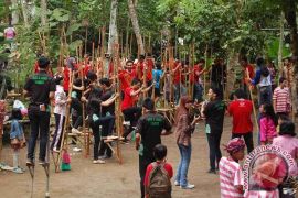 Festival egrang jadi daya tarik wisatawan mancanegara