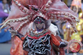 Jember Fashion Carnaval 2013 bertema "Artechsion"