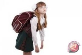 Ahli ungkap sering menggendong tas di satu sisi bahu ternyata berbahaya