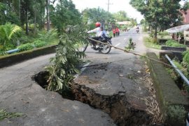Jembatan Ujung Labuh Runtuh Akibat Sudah Uzur