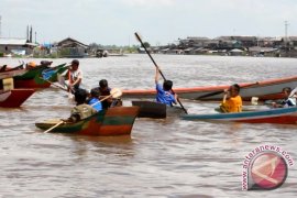 Lomba Dayung Perahu Meriahkan Pesta Danau
