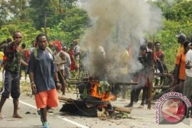 Suku Moni Blokir Jalan