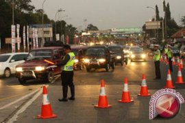 Arus kendaraan simpang Jomin-Pantura Karawang padat