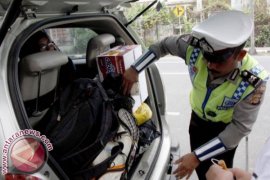 Kendaraan Pribadi Langgar Pos Pemeriksaan KTP
