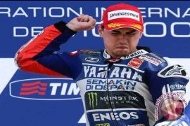 Usai Juara, Lorenzo Cium Ban Belakang