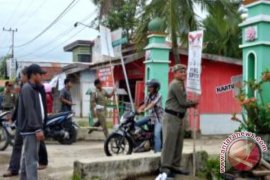 Panwaslu Paser Bersihkan Alat Peraga Kampanye