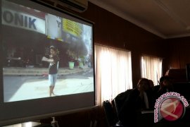 Rekaman video pembakaran toko elektronik ditampilkan
