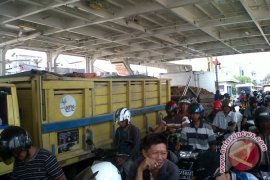 Dishub Pontianak evaluasi kendala uji coba sistem nontunai feri Siantan