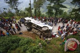 19 penumpang tewas dan 25 terluka akibat bus tergelincir ke jurang di Nepal