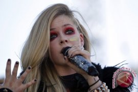Avril Lavigne tanggapi rumor kloning dirinya