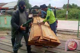 Personel Brimob Sita 132 Balok Ulin Illegal