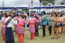 Disambut Tarian Adat