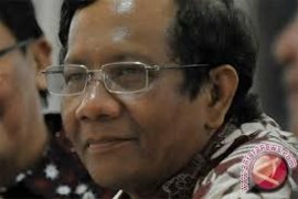 Mahfud Prihatin Atas Penangkapan Ketua MK