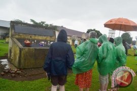 Turis asing tabur bunga di Makam Inggris