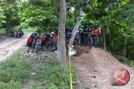 Komunitas sepeda OKU bangun jalur lereng gunung