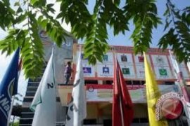 Panwaslu Minta Caleg Turunkan Spanduk Langgar Aturan