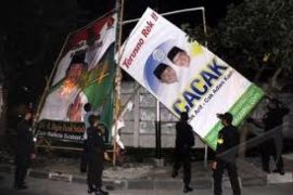 Satpol PP Banyumas Bongkar Alat Peraga Kampanye