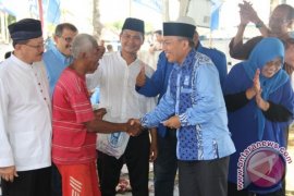 PAN NTB berbagi kegembiraan dengan warga miskin