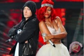  Eminem Dan Rihanna Di Puncak Tangga Lagu Inggris