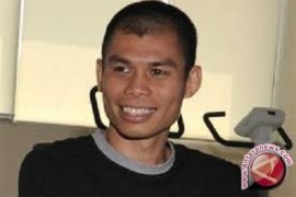 Chris John lawan Simpiwe 6 Desember