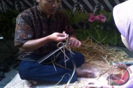 Mari buat wayang janur di Festival Kampung Betawi
