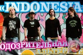 Rocker Rusia Borong Gitar dan Seruling Indonesia
