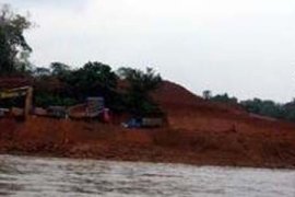 Polisi Amankan Alat Berat Penambangan Bauksit Senggarang