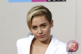 Miley Cyrus bagikan foto pernikahannya dengan Liam