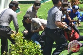 Tiga mahasiswa ditangkap saat unjukrasa antikorupsi