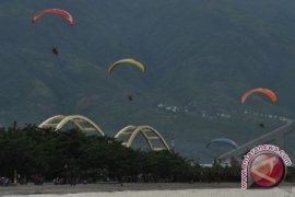 Dua Penerjun Harnus Mendarat Di Laut 