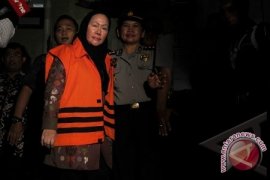 Ratu Atut Teteskan Air Mata di Mobil Tahanan