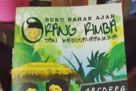 Orang Rimba tulis buku bahan ajar kebudayaan