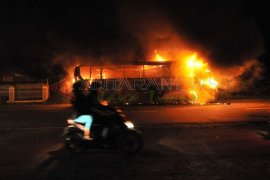 Bus Dibakar Massa