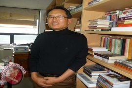 Perjalanan Panjang Prof Koh Mengenali Sastra Indonesia 