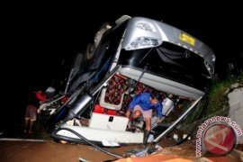 6 Tewas Bus Wisata Terguling