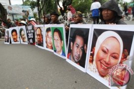 Ratu Atut Menangis di Mobil Tahanan