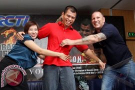 Chris John Gantung Sarung Tinju