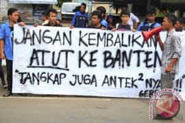 Desak KPK Tangkap Kroni Atut 