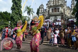 Tarian Bali Warnai Natal di Palasari