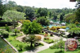 Tebaran sejarah di taman narmada oleh Tri Vivi Suryani*