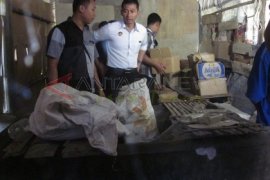 Gerebek Pabrik Miras Ilegal 