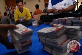 Polisi Bangka Jaga Warga Lipat Surat Suara