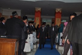 Bupati Pasbar Baharuddin R dan Asisten Administrasi Pemprov Sumbar Page 4 Small